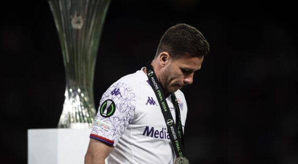 Olympiacos FC v ACF Fiorentina - UEFA Conference League Arthur Melo of ACF Fiorentina looks dejected next to the trophy during the award ceremony following the UEFA Conference League final football match between Olympiacos FC and ACF Fiorentina. Athens Greece Copyright: xNicolňxCampox,Image: 877857693, License: Rights-managed, Restrictions: Credit images as "Profimedia/ IMAGO", Model Release: no, Credit line: IMAGO / imago sportfotodienst / Profimedia