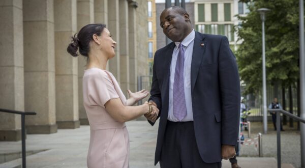 Annalena Baerbock Buendnis 90/Die Gruenen, Bundesaussenministerin, begruesst den neuen britischen Aussenminister David Lammy im Auswaertigen Amt. Deutschland ist Lammys erste Auslandsreise als Aussenminister. Fotografiert im Auftrag des Auswaertigen Amtes Berlin Deutschland *** Annalena Baerbock Buendnis 90 Die Gruenen , Federal Foreign Minister, welcomes the new British Foreign Secretary David Lammy at the Federal Foreign Office Germany is Lammys first trip abroad as Foreign Minister Photographed on behalf of the Federal Foreign Office Berlin Germany Copyright: xThomasxKoehlerxAAxphotothek.dex,Image: 887770183, License: Rights-managed, Restrictions: imago is entitled to issue a simple usage license at the time of provision. Personality and trademark rights as well as copyright laws regarding art-works shown must be observed. Commercial use at your own risk., Credit images as "Profimedia/ IMAGO", Model Release: no, Credit line: Thomas Koehler / imago stock&people / Profimedia