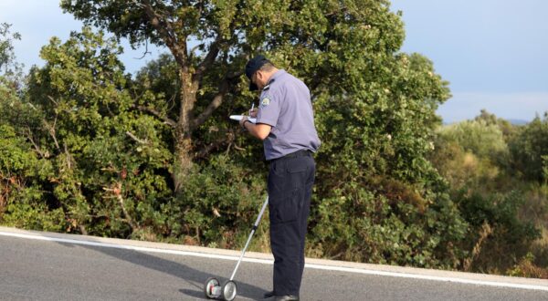 23.08.2022.,Sibenik-Na Jadranskoj magistrali kod skretanja za Bogdanovice dogodila se prometna nesrecau kojoj su sudjelovali osobni automobil i motocikl.Vozac motocikla je prebacen u sibensku bolnicu.Ocrvid je u tijeku a promet se odvija jednom trakom uz regulaciju prometne policijhe.
 Photo: Dusko Jaramaz/PIXSELL