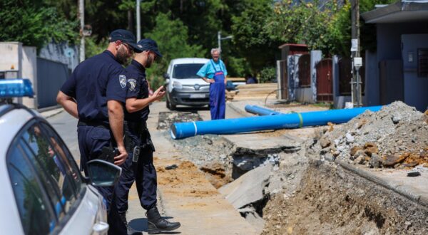 26.07.2024., Zagreb - Sestinski vijenac 60. Vatrogasci su uspjesno spasili i izvukli dvoje radnika na kojih se odlomio komad asfalta. Radnici su radili na sanaciji cijevi i izvan zivotne su opasnosti. Photo: Sanjin Strukic/PIXSELL