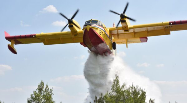 14.09.2020., Skradin - Na podrucju Skradina izbio pozar koji su uz kopnene snage gasili i kanaderi.rPhoto: Hrvoje Jelavic/PIXSELL