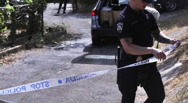 19.05.2024., Split - Policijski ocevid na Stinicama gdje je jutros oko 6 i 25 izbio pozar i zahvatio dva vozila od kojih je jedno u potpunosti izgorjelo. Splitska policija privela je jednu osobu koju povezuju s dogadjajem Photo: Ivo Cagalj/PIXSELL
