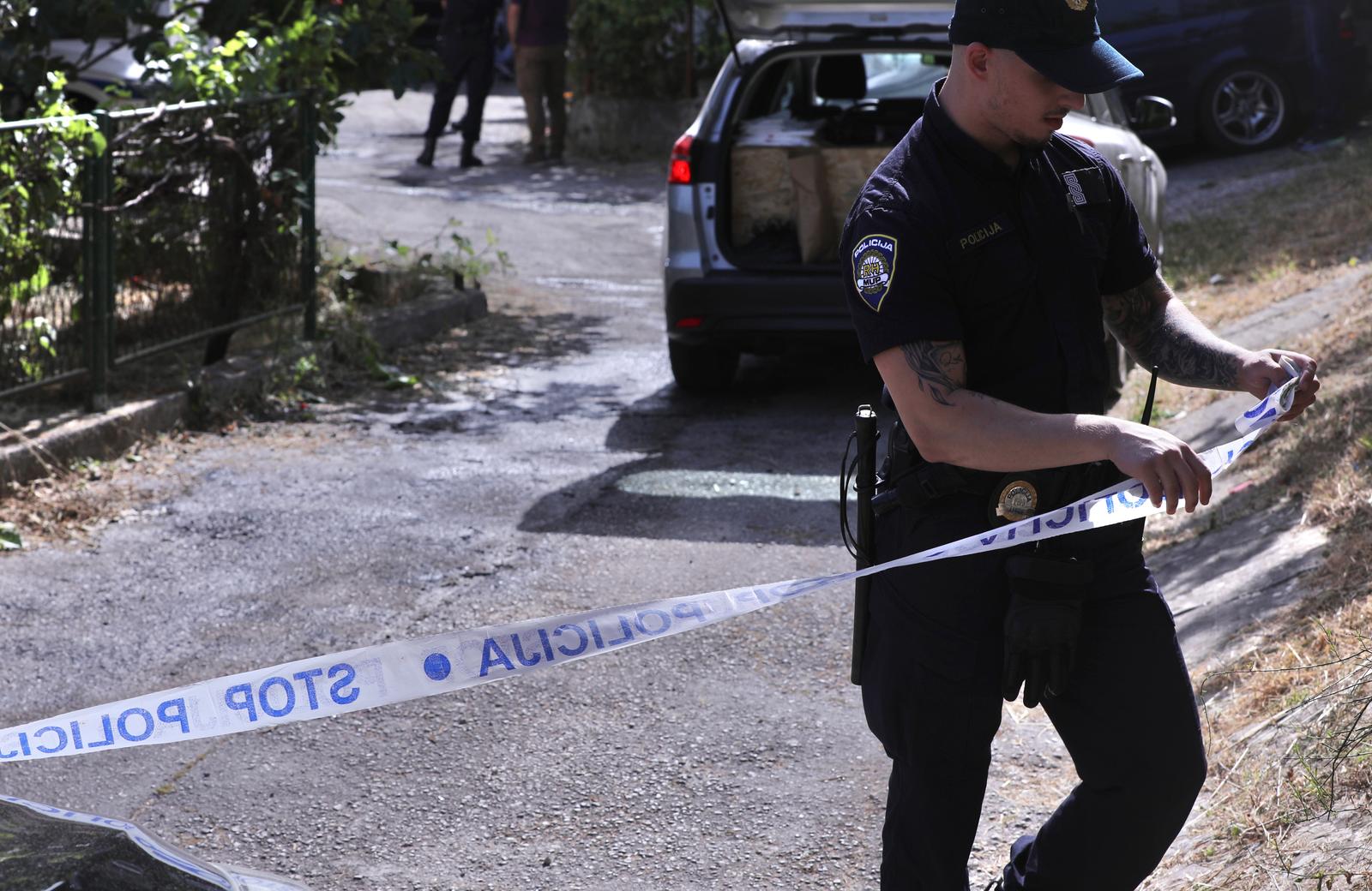 19.05.2024., Split - Policijski ocevid na Stinicama gdje je jutros oko 6 i 25 izbio pozar i zahvatio dva vozila od kojih je jedno u potpunosti izgorjelo. Splitska policija privela je jednu osobu koju povezuju s dogadjajem Photo: Ivo Cagalj/PIXSELL