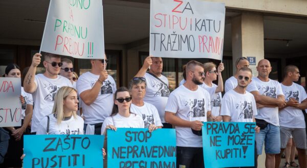 20.07.2024., Zgrada Opcinskog suda, Dubrovnik - Mirni prosvjed odrzan  ispred zgrade Suda u Dubrovniku, zbog mogucnosti pustanja albanske vozacice Klevise Ymeri da se brani sa slobode.  Photo: Grgo Jelavic/PIXSELL