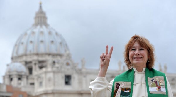 Excommunicated female priest Janice Sevre-Duszynska speaks with journalists and  called on the Catholic Church to rethink its policy on ordaining women as cardinals gather at the Vatican to choose former pope Benedict XVI's successor on March 7, 2013.,Image: 155501419, License: Rights-managed, Restrictions: , Model Release: no, Credit line: TIZIANA FABI / AFP / Profimedia