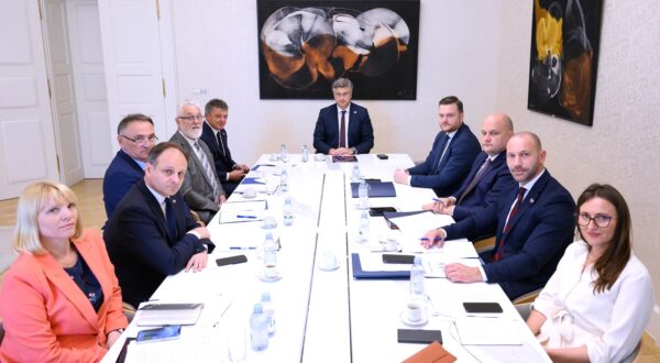 Zagreb, 24.07.2024. - Predsjednik Vlade Andrej Plenković održao je sastanak s Glavnim državnim odvjetnikom Ivanom Turudićem, priopćili su u srijedu iz Vlade i dodali kako je na sastanku dan prikaz i pravni status svih arbitražnih postupaka koji se vode protiv RH, a u kojima hrvatsku stranu zastupa DORH. foto HINA/ Ured predsjednika Vlade/ tm