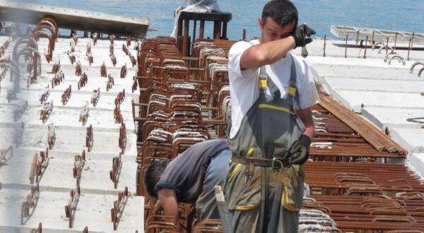 10.05.2013., Split - S vrucinama dolaze i poteskoce za radnike koji rade na otvorenom. Armiracima na gradilistu sanacije vezova u splitskoj luci nema druge nego nadati se sto skorijem zavrsetku, dok vrucine ne budu jos vece. rPhoto: Ivo Cagalj/PIXSELL
