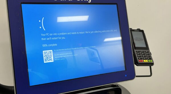 epa11486972 A blue error screen is seen at a Big W store in Brisbane, Australia, 19 July 2024. Australian banks and media companies have been hit by a major IT outage on 19 July. According to the National Cyber Security Coordinator, the outage relates to a technical issue with a third party software platform, and there is no information to suggest it is a cyber security incident.  EPA/JONO SEARLE AUSTRALIA AND NEW ZEALAND OUT