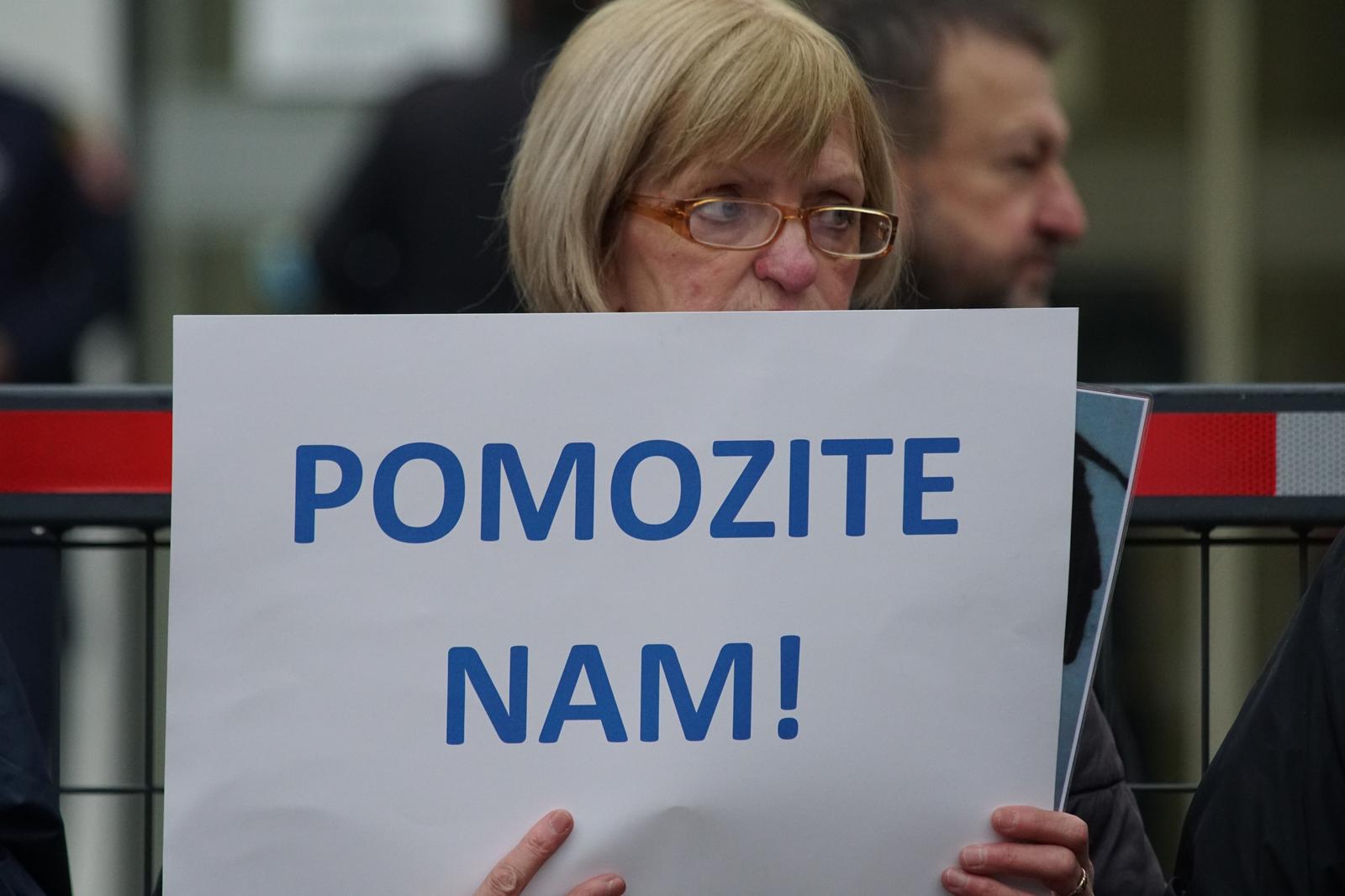 26.11.2019., Banja Luka - Pred Osnovnim sudom  pocelo sudjenje protiv 24 osobe zbog prosvjeda neformalne grupe gradjana "Pravda za Davida" tijekom 2018. godine. Sudjenje je ubrzo odgodjeno zbog nedostavljanja dokaza od strane MUP-a RS, rekao je Ozren Perduv, predstavnik neformalne grupe „Pravde za Davida“. Medju optuzenima koji su se pojavili na sudjenje bili su i narodni poslanici Nebojsa Vukanović i Drasko Stanivukovic koji su rekli da su tada samo podržali svoj narod. Postupak protiv 24 osobe iz grupe Pravda za Davida i drugih Banjalucana vodi se zbog skupa odrzanog ispred zgrade Narodne Skupstine RS 17. prosinca 2018. godine. Vukanovic i Stanivukovic, lideri opozicije u RS, rekli su i da je ovo politicki proces i najavili da ce na svoje ruke staviti zute trake u znak protesta protiv Dodikovog rezima. Iako je optuznicom obuhvacen i otac ubijenog Davida Dragicevica, Davor Dragicevic, on je ranije na svom Facebook profilu najavio da „ne priznaje taj sud i da ne planira da dodje na sudjenje“. Davor Dragicevic se od pocetka 2019.godine nalazi u Austriji.rrPhoto: Dejan Rakita/PIXSELL