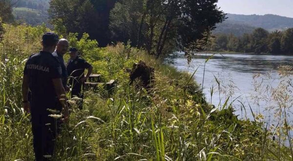 This handout photograph made available by the Ministry of Interior of Serbia shows Serbian Police officers searching a bank of the Drina River after a boat carrying 30 illegal migrants sank on the border between Serbia and Bosnia-Herzegovina near the town of Ljubovija, on August 22, 2024. Authorities recovered 10 bodies, including an infant, after a boat carrying migrants capsized on August 22, 2024 in the Drina River on the Serbia-Bosnia border, with others still believed missing. Police said the vessel was carrying around two dozen migrants when it flipped near Ljubovija in Serbia, a transit country on the so-called "Balkan route" that migrants use to reach the EU.,Image: 900783347, License: Rights-managed, Restrictions: RESTRICTED TO EDITORIAL USE - MANDATORY CREDIT "AFP PHOTO / Ministry of Interior of Serbia" - NO MARKETING NO ADVERTISING CAMPAIGNS - DISTRIBUTED AS A SERVICE TO CLIENTS, ***
HANDOUT image or SOCIAL MEDIA IMAGE or FILMSTILL for EDITORIAL USE ONLY! * Please note: Fees charged by Profimedia are for the Profimedia's services only, and do not, nor are they intended to, convey to the user any ownership of Copyright or License in the material. Profimedia does not claim any ownership including but not limited to Copyright or License in the attached material. By publishing this material you (the user) expressly agree to indemnify and to hold Profimedia and its directors, shareholders and employees harmless from any loss, claims, damages, demands, expenses (including legal fees), or any causes of action or allegation against Profimedia arising out of or connected in any way with publication of the material. Profimedia does not claim any copyright or license in the attached materials. Any downloading fees charged by Profimedia are for Profimedia's services only. * Handling Fee Only 
***, Model Release: no, Credit line: Handout / AFP / Profimedia