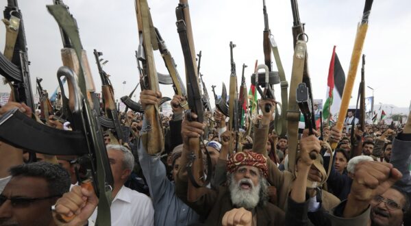epa11488089 Houthi supporters chant slogans while brandishing weapons during a protest against the US and Israel, in Sana'a, Yemen, 19 July 2024. Thousands of people participated in the protest in solidarity with the Palestinian people and condemning the US support for Israel's military operation in the Gaza Strip, amid the Houthis‚Äô escalating maritime attacks in the seas around Yemen. The protest came after Yemen's Houthis claimed a drone attack against Israel's Tel Aviv in solidarity with the Palestinians, in the context of the armed conflict that began in October 2023 between Israel and Hamas in the Gaza Strip.  EPA/YAHYA ARHAB