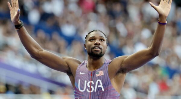 epa11528637 Noah Lyles of the USA celebrates after winning his run in the Men 200m heats of the Athletics competitions in the Paris 2024 Olympic Games, at the Stade de France stadium in Saint Denis, France, 05 August 2024.  EPA/RONALD WITTEK