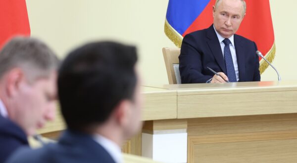 epa11533328 Russian President Vladimir Putin holds a meeting with members of the government at the Novo-Ogaryovo state residence, outside Moscow, Russia, 07 August 2024. Vladimir Putin called Ukraine's shelling of the Kursk region a large-scale provocation and said he would discuss these issues with the heads of security agencies and the General Staff.  EPA/VALERIY SHARIFULIN / SPUTNIK / KREMLIN POOL MANDATORY CREDIT