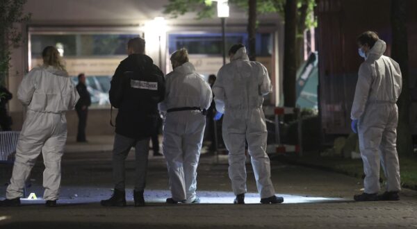 epa11562315 Forensics police officers on the scene after a knife attack at the city festival in Solingen, Germany, 23 August 2024. According to the police, at around 9.45 pm a man stabbed passers-by at random with a knife at the city festival in Solingen. According to a statement posted by police on X (formerly Twitter) there are several dead and injured due to a knife attack.  EPA/CHRISTOPHER NEUNDORF