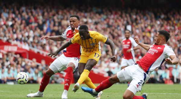epa11575250 Yankuba Minteh (C) of Brighton in action during the English Premier League soccer match of Arsenal FC against Brighton & Hove Albion, in London, Britain, 31 August 2024.  EPA/ANDY RAIN EDITORIAL USE ONLY. No use with unauthorized audio, video, data, fixture lists, club/league logos, 'live' services or NFTs. Online in-match use limited to 120 images, no video emulation. No use in betting, games or single club/league/player publications.