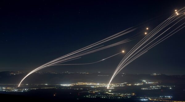 epaselect epa11523722 Projectiles fired from the Israeli Iron Dome air defense system to intercept missiles fired from southern Lebanon, over the upper Galilee, northern Israel, early 04 August 2024. The Israeli army reported that around 50 missiles were launched from southern Lebanon into Israel territories. On 03 August the IDF had reported to have struck Hezbollah targets in southern Lebanon.  EPA/ATEF SAFADI