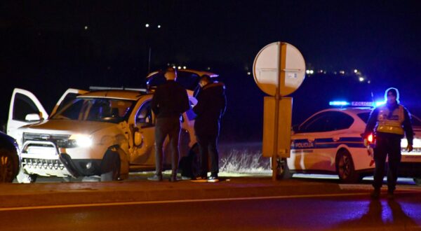 08.02.2024., Nova Gradiska - Policijski sluzbenici zaustavili su vozilo za koje su sumnjicili da krijumcari migrante. U pokusaju bijega ostetili su jedno vozilo, pobjegli dok su u vozilu pronadjene osobe bez dokumenata. Photo: Ivica Galovic/PIXSELL
