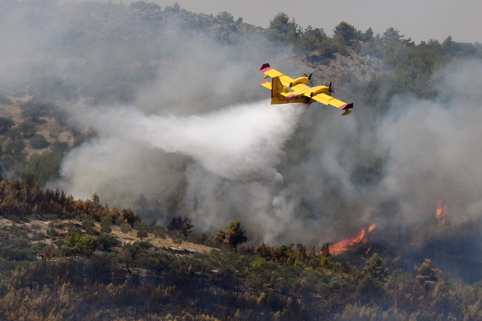 01.08.2024., Skradin -Pozar u zaledju Skradina jos je uvijek aktivan. Gase ga uz kopnene snage i kanaderi. Photo: Hrvoje Jelavic/PIXSELL