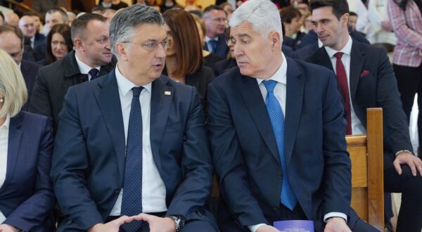 02.03.2024., Biskupski ordinarijat, Banja Luka (BiH) - Novi banjalucki biskup mons. Zeljko Majic zaredjen je tokom euharistijskog slavlja u banjaluckoj katedrali sv. Bonaventure kojeg je predvodio vrhbosanski nadbiskup Tomo Vuksic. Glavni zareditelj bio je vrhbosanski nadbiskup, a suzareditelj je bio i umirovljeni banjalucki biskup Franjo Komarica. Banjalucki biskup u miru Franjo Komarica uputio je posljednji put, kao dosadasnji biskup, rijeci iz poslanice Hebrejima. Zaredjenju novog banjaluckog biskupa prisustvovale su visoke zvanice Andrej Plenkovic, Dragan Covic, Borjana Kristo, Davor Pranjic, marinko Cavara, te banjalucki gradonacelnik Drasko Stanivukovic.

Photo: Dejan Rakita/Pixsell Photo: Dejan Rakita/PIXSELL