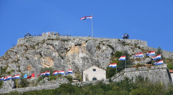 04.08.2024., Knin - Kninska tvrdjava ukrasena hrvatskim zastava uoci VRO Oluja. Photo: Hrvoje Jelavic/PIXSELL