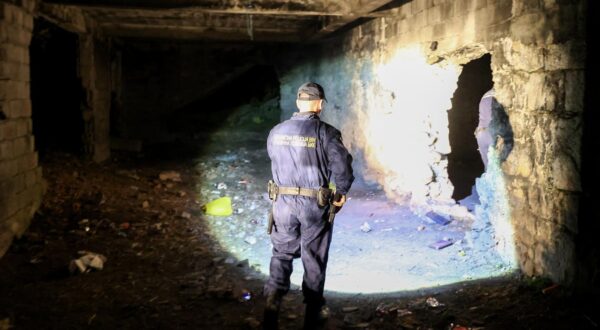 04.10.2023., Bihac, Bosna i Hercegovina - Nocna patrola pripadnika Granicne policije BiH i MUP-a Unsko-sanskog kantona u blizini granice sa Republikom Hrvatskom. Granicnoj policiji BiH nedostaje vise od 600 policijskih sluzbenika i unatoc tome, oni su ove godine odvratili vise od 4000 osoba od ilegalnog prelaska granice. Photo: Armin Durgut/PIXSELL