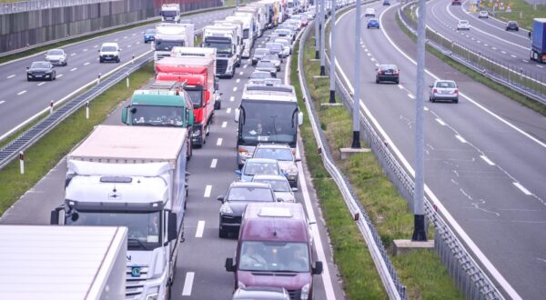 11.04.2023., Zagreb- Velike guzve na A3 kod Rugvice u smjeru Buzina zbog radova. Photo: Igor Soban/PIXSELL