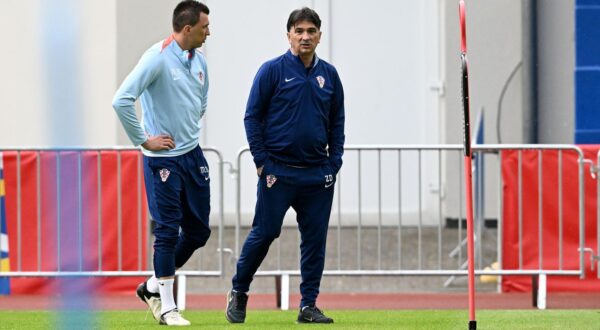 12.06.2024., Neuruppin, Njemacka -  Trening hrvatske nogometne reprezentacije. Zlatko Dalic, Mario Mandzukic Photo: Marko Lukunic/PIXSELL