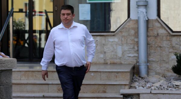 13.07.2024., Novi Vinodolski - Unutarnji izbori za predsjednika HDZ-a. Kandidat za potpredsjednika HDZ-a Oleg Butkovic glasa na birackom mjestu u Domu kulture.  Photo: Goran Kovacic/PIXSELL