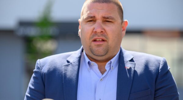 16.04.2021., Zadar - Frane Vucetic iz udruge Vir bez podjela odrzao je konferenciju za medije ispred PU Zadarske. Ukazao je na praksu vise stotina osoba koju su nedavno promijenile mjesto prebivalista kako bi ostvarile pravo glasanja na Viru. rPhoto: Dino Stanin/PIXSELL