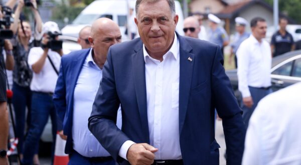 17.07.2024., Sarajevo, Bosna i Hercegovina - Predsjednik bh. entiteta RS Milorad Dodik stigao je danas u sud BiH, a kao i u prijasnjim rocistima, ispred zgrade su ga docekale pristase, no u dosta manjem borju nego što je to ranije bio slucaj. Photo: Armin Durgut/PIXSELL