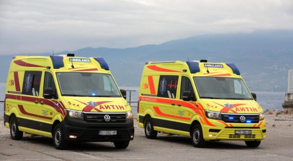 20.12.2022., Rijeka - Predstavljanje novih vozila Zavoda za hitnu medicinu Primorsko goranske zupanije. Na parkiralistu kod stadiona Kantrida predstavljeno je sest novih vozila koja ce se rasporediti u Delnice, Vrbovsko, Cabar, Crikvenicu, Rab, Mali Losinj i Rijeku. Predstavljanju su nazocili zupan Zlatko Komadina i ravnateljica Zavoda za hitnu medicinu PGZ Senka Kajcic.  Photo: Goran Kovacic/PIXSELL