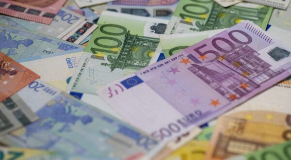 21.01.2022., Zagreb - Od 1. sijecnja 2023. godine, prema planu Vlade, platezno sredstvo u Hrvatskoj postat ce euro, a Hrvatska ce postati 20. clanica eurozone. Kuna ce time, nakon 28 godina koristenja, otici u povijest, dok ce hrvatski gradjani i sluzbeno postati korisnici eura. Ilustracija prelaska kune na euro. Photo: Igor Kralj/PIXSELL