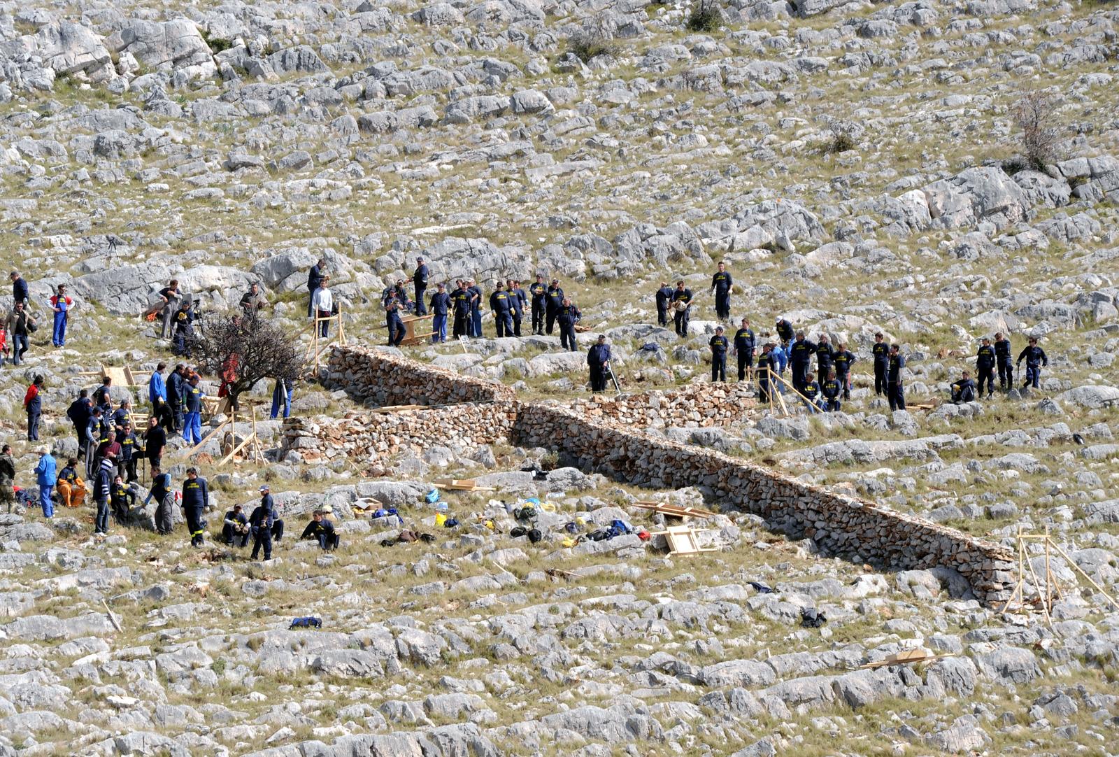 Deset godina je proslo od pogibije dvanaestorice vatrogasaca na Kornatima. Uzrok te tragedije niti danas nije nedvojbeno utvrdjen.  r26.03.2010., Kornat - Zapocela gradnja kamenih krizeva u spomen na tragicno preminule vatrogasce na otoku Kornatu. rPhoto: Hrvoje Jelavic/PIXSELL