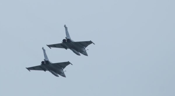 30.05.2024, Zagreb - Obiljezavanje Dana drzavnosti na Jarunu uz pokazne vjezbe Hrvatske vojske i policije. Prelet vojnih aviona Rafale Photo: Luka Batelic/PIXSELL