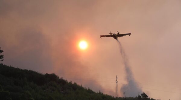 31.07.2024., Tucepi - Kanaderi stigli u pomoc vatrogascima koji se bore s pozarom Photo: Ivo Cagalj/PIXSELL