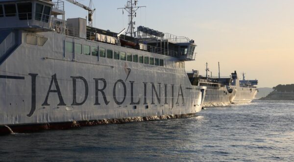 16.08.2024., Split - U spomen na troje poginulih pomoraca, danas u 19 sati, te sutra i 17 i 18 sati, oglasit ce se sve brodske sirene iz flote Jadrolinije jer kako prilici pomorskoj tradiciji, brodske sirene ce ih ispratiti na posljednji pocinak. Photo: Zvonimir Barisin/PIXSELL
