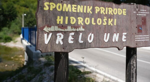 02.08.2024., Donja Suvaja, Gracac (Hrvatska) - Na izvoru Une u Donjoj Suvaji poznati glazbenik Darko Rundek, zajedno s prijateljima, odrzao je besplatan koncert u borbi za ocuvanje rijetkog prirodnog resursa - rijeke Une. Jedna privatna kompanija je tokom ovoga mjeseca zapocela radove na gradnji male hidroelektrane na samom izvoristu rijeke Une. kako tvrde mjestani i aktivisti ove radnje vode u degradaciju ovoga podrucja, koje je ujedno i zasticeni hidroloski spomenik prirode jos od 1968.godine, a danas je takodje i prepoznato kao Natura 2000 podrucje. Mjestani protestuju i traze hitno zaustavljanje stetnih radova i devastacije rijeke Une. Događaj organiziraju EuroNatur, RiverWatch i lokalni partneri iz cijelog regiona, uz podrsku Patagonije i kampanje "Save the Blue Heart of Europe" - kampanje za zastitu balkanskih rijeka. Izmedju ostalih svoju podrsku ovom prosvjedu dala je i Maja Sever, predsjednica Europske federacije novinara.   Photo: Dejan Rakita/PIXSELL