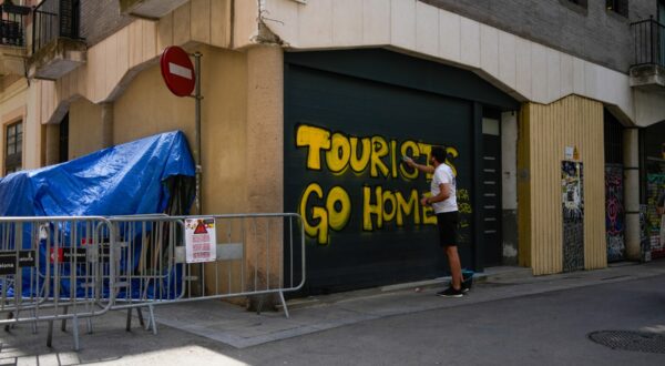 The picturesque neighborhood of Grŕcia in Barcelona stages protests against mass tourism in the city, appearing full of graffiti against tourism, demanding that they leave the neighborhood, and marking buildings of tourist apartments.

El pintoresco barrio de Grŕcia en Barcelona escenifica las protestas contra el turismo masivo en la ciudad, apareciendo lleno de pintadas contra el turismo, reclamando que salgan del barrio y marcando edificios de apartamentos turísticos.


News Politics -Barcelona, Spain 

Wednesday, August 14, 2024,Image: 898672248, License: Rights-managed, Restrictions: *** World Rights Except China, France, and Italy *** CHNOUT FRAOUT ITAOUT, Model Release: no, Credit line: LaPresse / ddp USA / Profimedia
