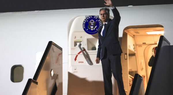 US Secretary of State Antony Blinken waves ahead of his departure from Doha on August 20, 2024.,Image: 900317647, License: Rights-managed, Restrictions: , Model Release: no, Credit line: Kevin MOHATT / AFP / Profimedia