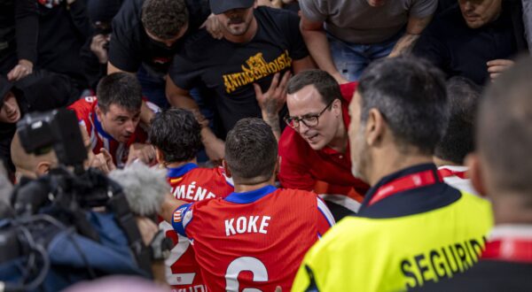  Real Madrid Jose Gimenez of Atletico de Madrid (L) and Koke of Atletico de Madrid (R) seen calming the fans during the LaLiga EA Sports match between Atletico de Madrid and Real Madrid CF at Cívitas Metropolitano on September 29, 2024 in Madrid, Spain. (Photo by: LGM Panoramic) FOOTBALL : Atletico de Madrid vs Real Madrid CF - LaLiga EA Sports - 29 09 2024 LGM Panoramic