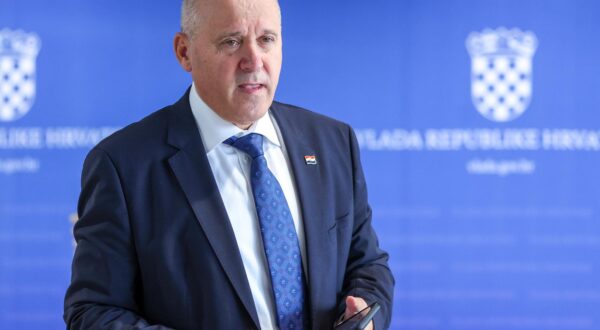 17.09.2024., Zagreb - NSK. U organizaciji potpredsjednika Vlade i ministra prostornog uredjenja, graditeljstva i drzavne imovine Branka Bacica i Ministarstva prostornoga uredjenja, graditeljstva i drzavne imovine odrzana je sjednica Strucnog savjeta za obnovu. Na dnevnom redu bilo je Izvjesce o ucincima provedbe Zakona o obnovi zgrada ostecenih potresom na podrucju Grada Zagreba, Krapinsko-zagorske zupanije, Zagrebacke zupanije, Sisacko-moslavacke zupanije i Karlovacke zupanije od 1. sijecnja do 30. lipnja 2024., Odluka o donosenju programa mjera obnove zgrada ostecenih potresom na tim podrucjima s Programom mjera te Plan obnove zgrada ostecenih potresom na tim podrucjima. Ministar Branko bacic nakon sjednice obratio se okupljenim novinarima. Photo: Sanjin Strukic/PIXSELL