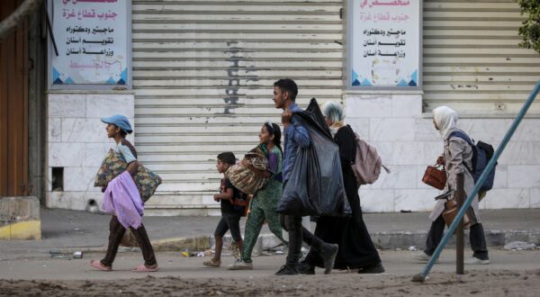 epaselect epa11564926 Internally displaced Palestinians, including women and children, flee during an Israeli military operation in Deir Al Balah, central Gaza Strip, 25 August 2024. More than 40,000 Palestinians and over 1,400 Israelis have been killed, according to the Palestinian Health Ministry and the Israel Defense Forces (IDF), since Hamas militants launched an attack against Israel from the Gaza Strip on 07 October 2023, and the Israeli operations in Gaza and the West Bank which followed it.  EPA/MOHAMMED SABER