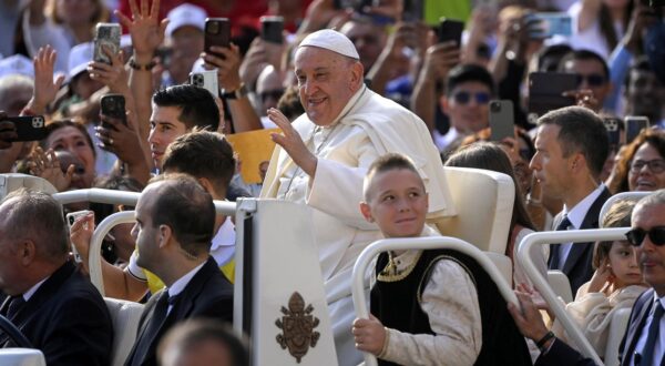 epa11568270 Pope Francis waves at the faithful during the weekly General Audience in Saint Peter's Square, Vatican City, 28 August 2024.  EPA/RICCARDO ANTIMIANI