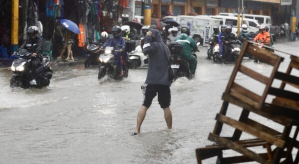 epa11579028 Motorists maneuver along a flooded road in Bacoor city, Cavite province, about 30 kilometers south-east of Manila, Philippines, 02 September 2024. In a report by the National Disaster Risk Reduction and Management (NDRRMC) on 02 September, two people were dead and scores injured as a result of conditions brought by Tropical Storm Yagi. The state weather agency of the Philippines warned residents living along the typhoon path to take precautionary measure due to possible flash floods in low-lying areas and landslides in mountainous villages.  EPA/FRANCIS R. MALASIG