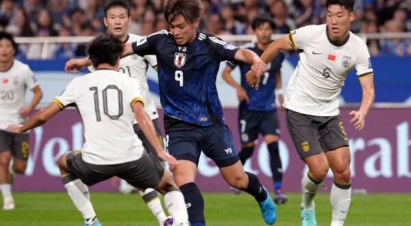 epa11586649 Ayase Ueda (C) of Japan in action during a 2026 FIFA World Cup Qualifying third round soccer match between Japan and China at Saitama Stadium in Saitama, north of Tokyo, Japan, 05 September 2024.  EPA/KIMIMASA MAYAMA