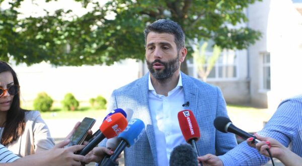 02, June, 2024, Belgrade - The candidate of the "Aleksandar Vucic - Belgrade tomorrow" list for the mayor of Belgrade, Aleksandar Sapic, voted in the OS "Borislav Pekic" in Bezanija Kosa at polling station number 1. Aleksandar Sapic. Photo: R.Z./ATAImages
 
02, jun, 2024, Beograd - Kandidat liste "Aleksandar Vucic - Beograd sutra" za gradonacelnika Beograda, Aleksandar Sapic glasao je u OS "Borislav Pekic" na Bezanijskoj kosi na birackom mestu broj 1. Photo: R.Z./ATAImages Photo: R.Z./ATAImages/PIXSELL