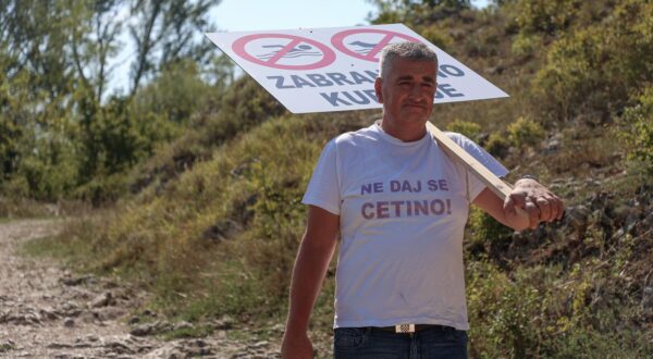 02.09.2024.,Vrlika- Veliko vrelo izvor rijeke Cetine Miro Bulj svojevrsnim performansom zabijanje ploce zabranjeno kupanje upozorio na unistavanje parka prirode  Photo: Ivana Ivanovic/PIXSELL