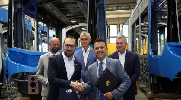 03.09.2024., Koncar-Elektricna vozila, Zagreb - Potpisivanje ugovora o nabavi 20 novih niskopodnih tramvaja izmedju Koncar-Elektricna vozila d.d. i Grada Zagreba. Gradonacelnik Tomislav Tomasevic i Josip Ninic iz Koncara potpisali su ugovor u prisustvu suradnika, Gordana Kolaka iz Koncara i Marko Bogdanovica iz ZET-a. Photo: Goran Stanzl/PIXSELL