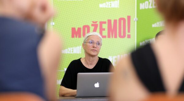 04.09.2024., Pula: Saborska zastupnica Dusica Radojcic i pulski ogranak Mozemo! odrzali su tiskovnu konferenciju povodom najave tuzbe od strane direktora Pulaparkinga, Branislava Bojanica. Photo: Sasa Miljevic / PIXSELL/PIXSELL