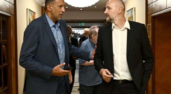 04.09.2024., Zagreb - Gala vecera u hotelu Westin povodom Memorijalne utakmica u sjecanje na Drazena Petrovica. Dino Radja , Vlade Divac Photo: Marko Lukunic/PIXSELL